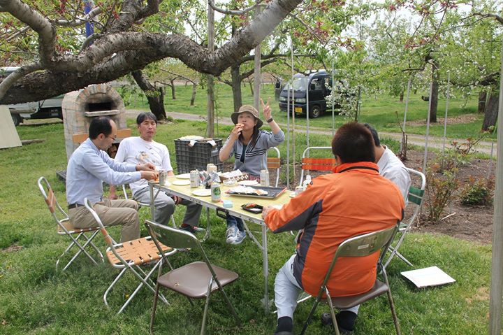 毎年恒例のＧＷ明けの鹿角訪問でかづの牛と北限の桃の打ち合わせ＆桃園地でのピザ釜によるランチパーティー。